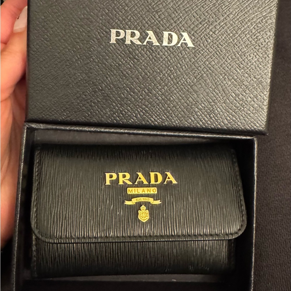 Prada
Saffiano Metal Key Holder (excellent condition)